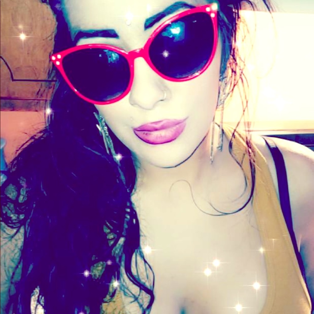 Red cat eye pin up sunglasses with two diamonds